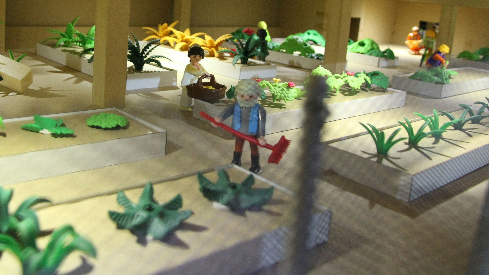 Playmobil-Figuren in einer Gärtnerei.
