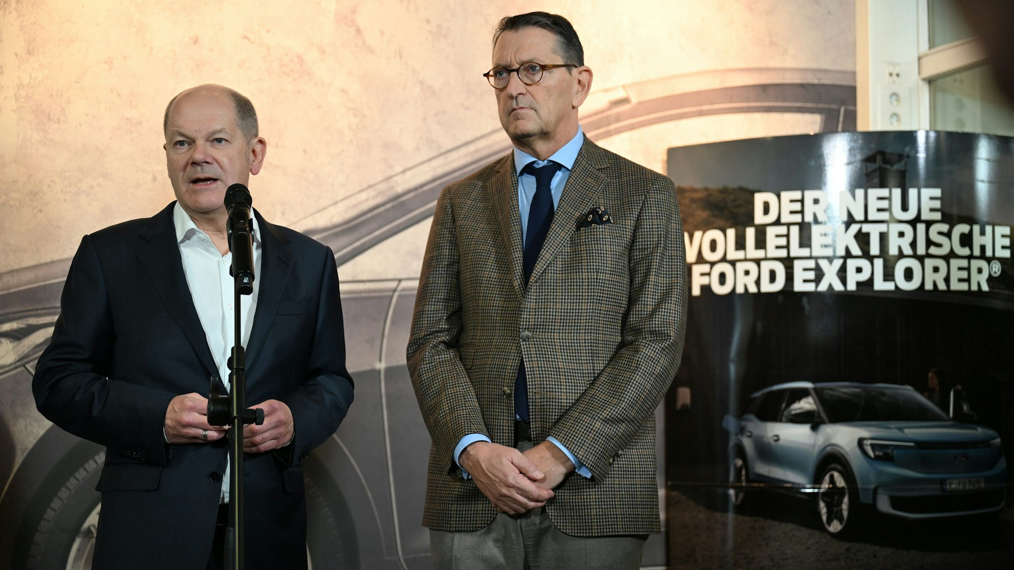 Olaf Scholz (SPD, l) neben Marcus Wassenberg, Geschäftsführer der Ford-Werke