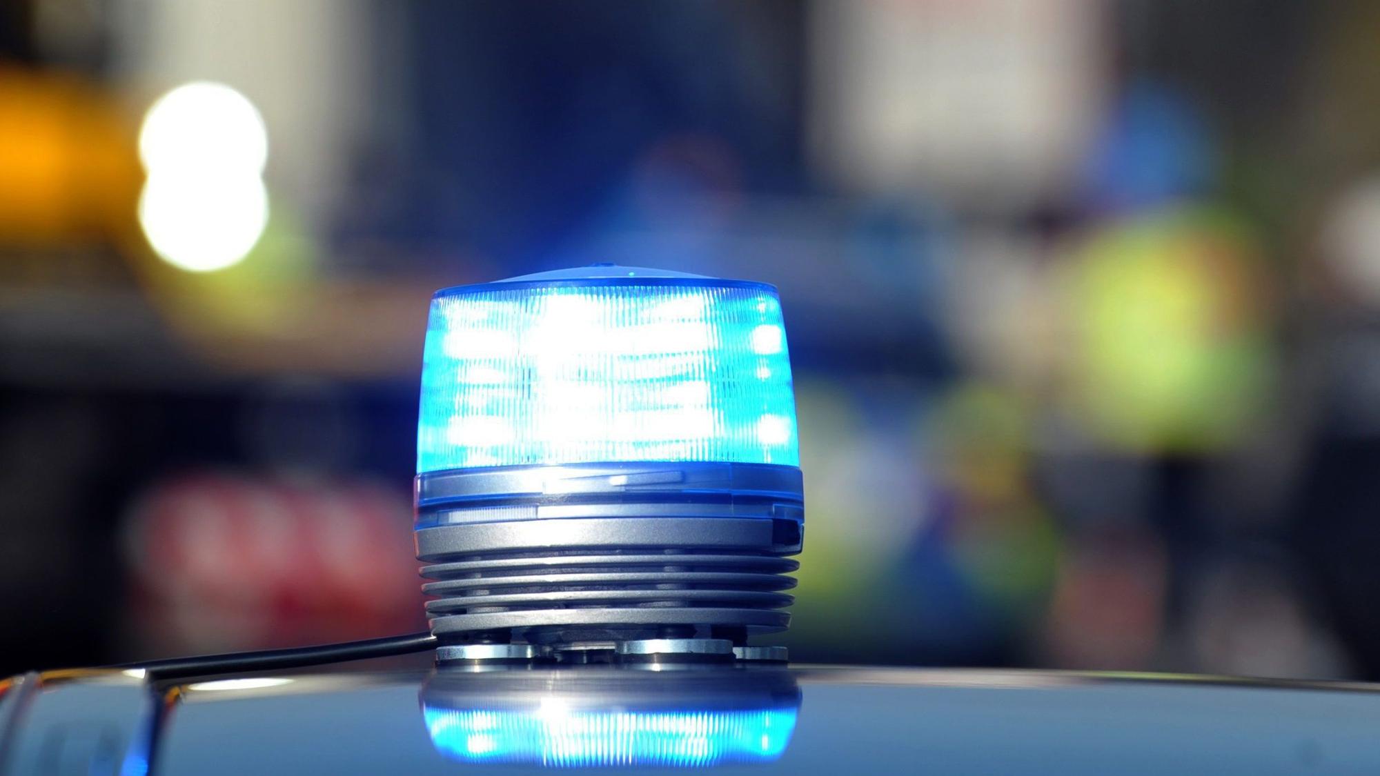 Das Blaulicht eines Streifenwagens der Polizei leuchtet.
