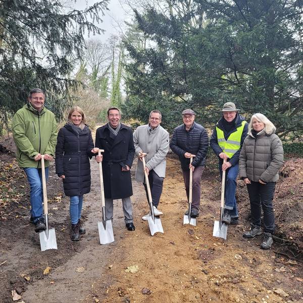 Zwei Frauen und fünf Männer beim ersten Spatenstich im Schlosspark Bedburg.