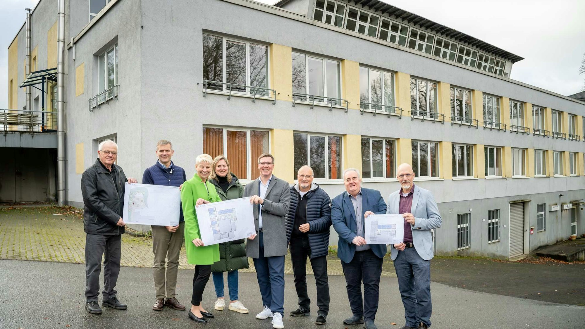 Gruppenbild mit Förderschulgebäude in Wermelskirchen.