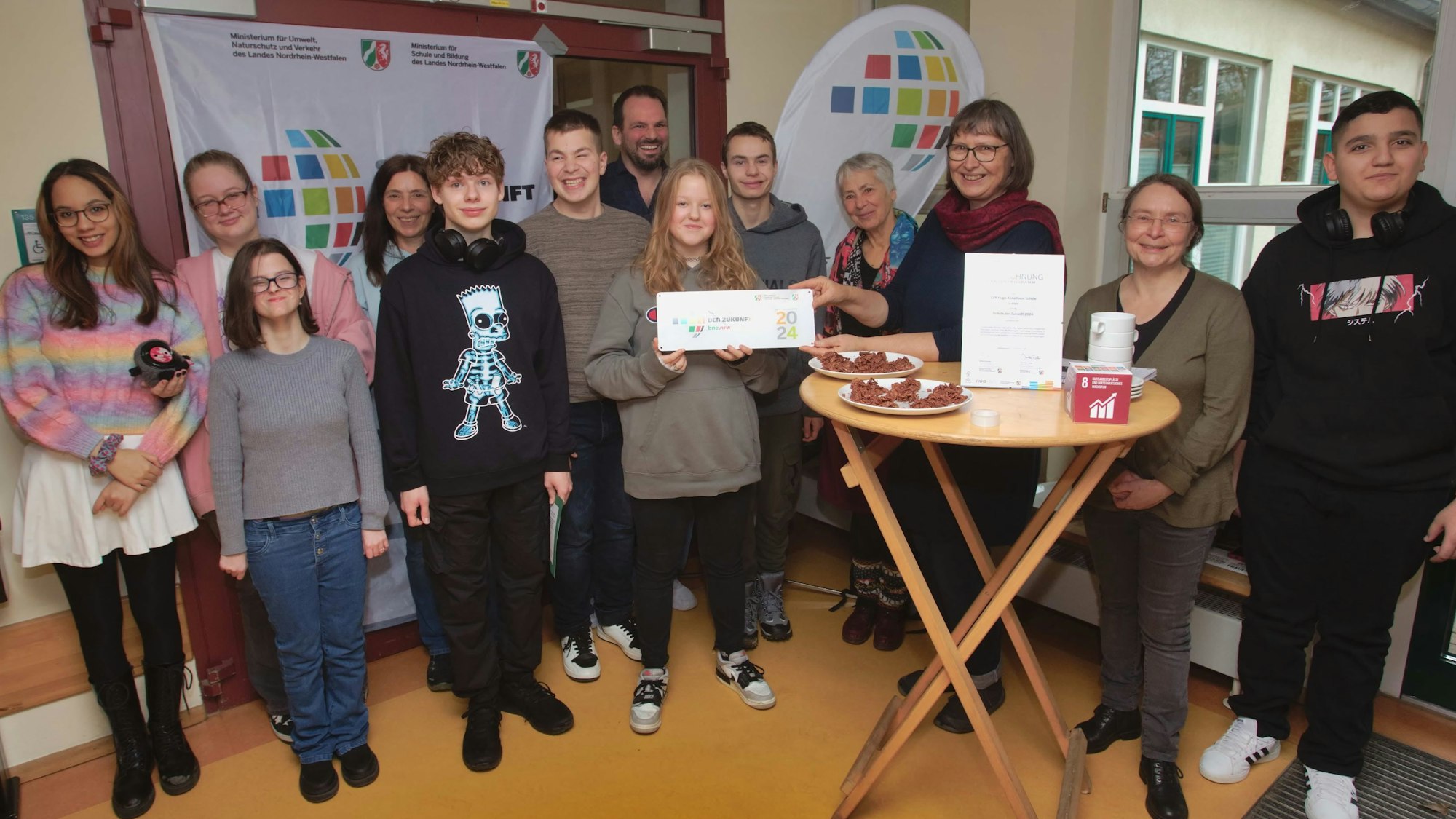 Eine Gruppenbild mit Schülern und Lehrern.