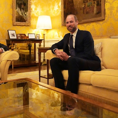 Der britische Prinz William (r) trifft den designierten US-Präsidenten Donald Trump in der Residenz des britischen Botschafters in Paris.