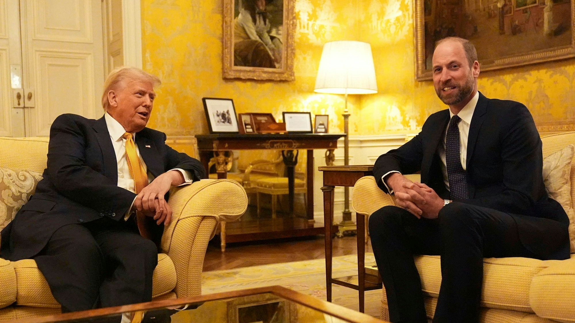 Der britische Prinz William (r) trifft den designierten US-Präsidenten Donald Trump in der Residenz des britischen Botschafters in Paris.