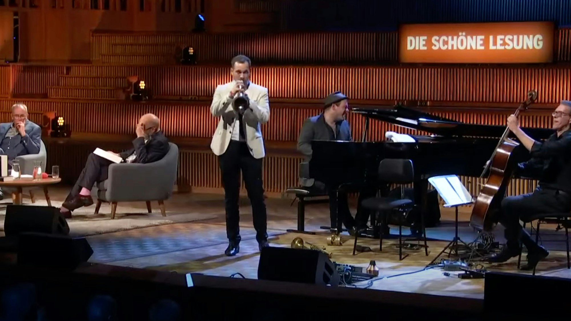 Das Foto zeigt Volker Kutscher, Moderator Thomas Böhm, Julian und Roman Wasserfuhr und Jörg Brinkmann.