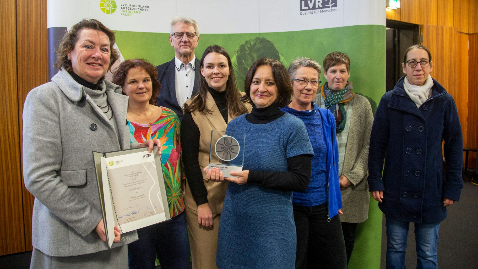 Den Preis übergab Anke Henk-Hollstein (l.), Vorsitzende der Landschaftsversammlung Rheinland an Marina Walch (Mitte) und weitere Mitglieder der Edelgard-Teams.