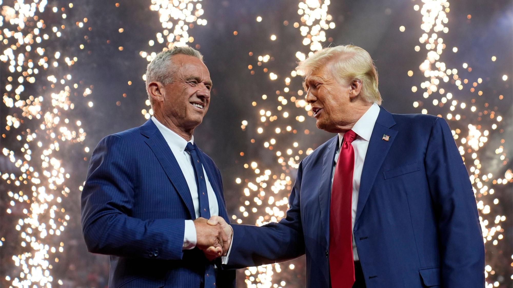 Donald Trump schüttelt bei einer Wahlkampfveranstaltung in der Desert Diamond Arena im August 2024 die Hand von Robert F. Kennedy.