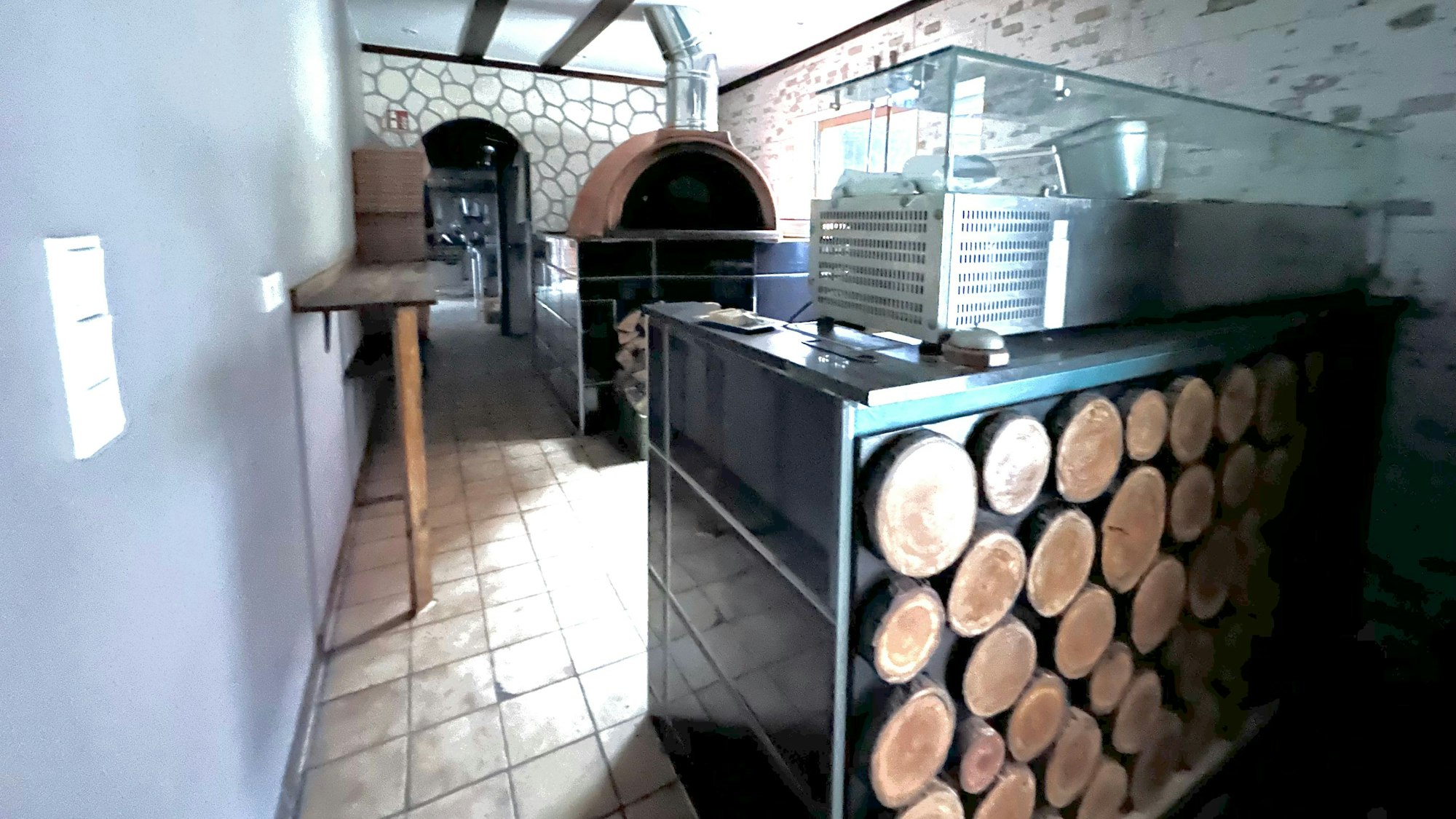 Von den Flammen verschont wurde der Raum der Pizzeria La Mamma mit dem teuren Ofen.