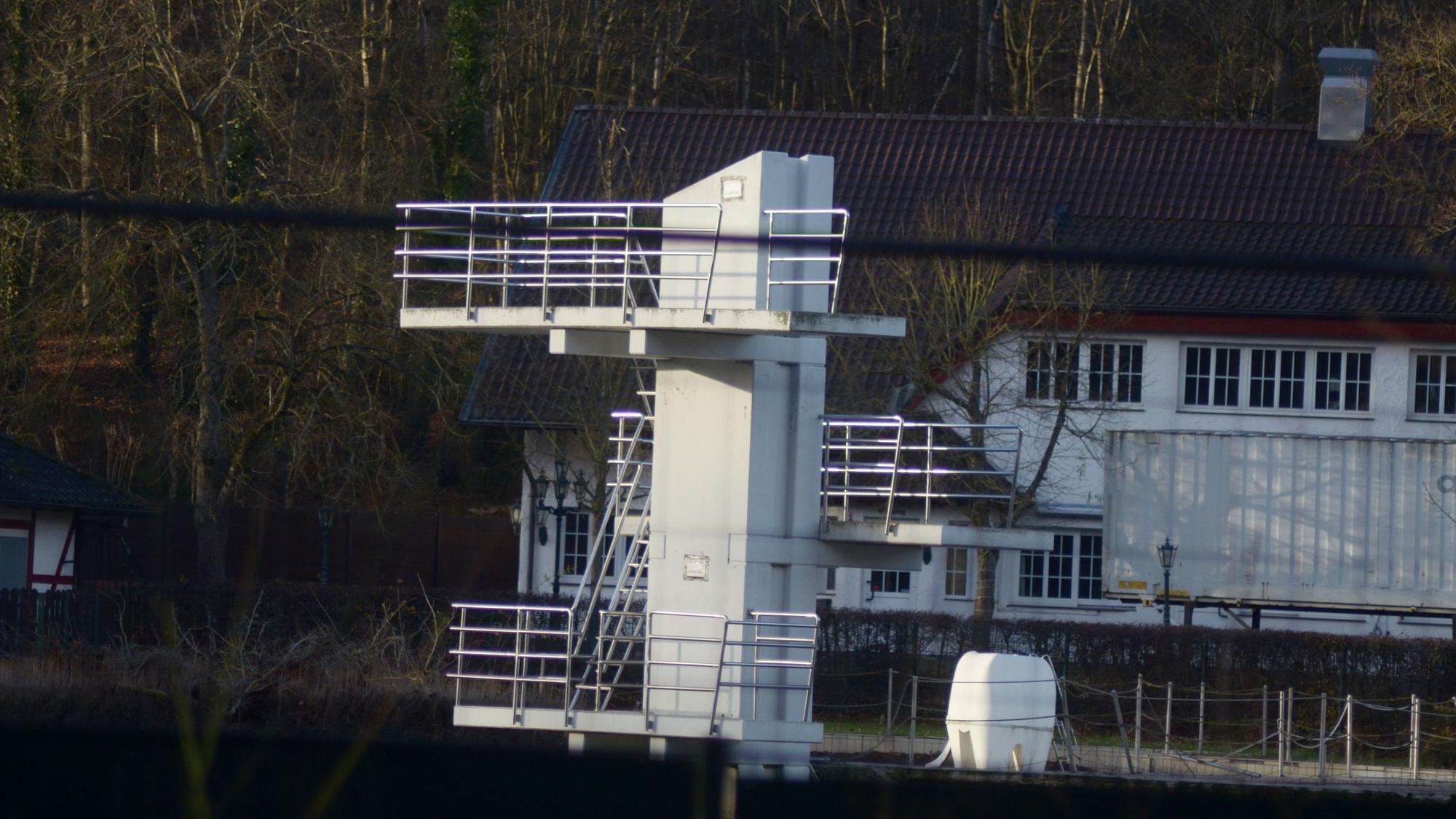 Das Bild zeigt die Sprunganlage des Freibades.