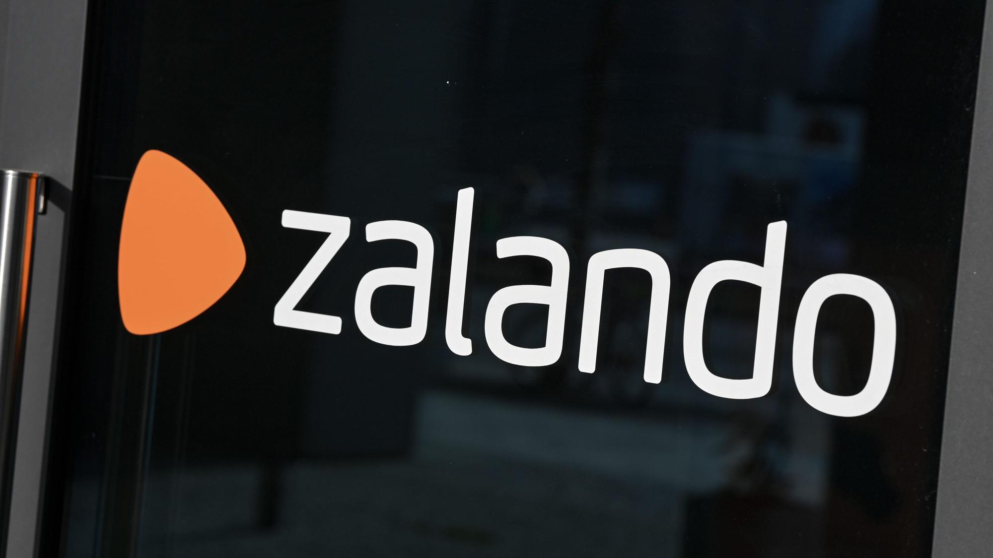 Das Logo vom Onlinehändler Zalando auf dem Zalando Campus am Mercedes-Platz. (Archivbild)