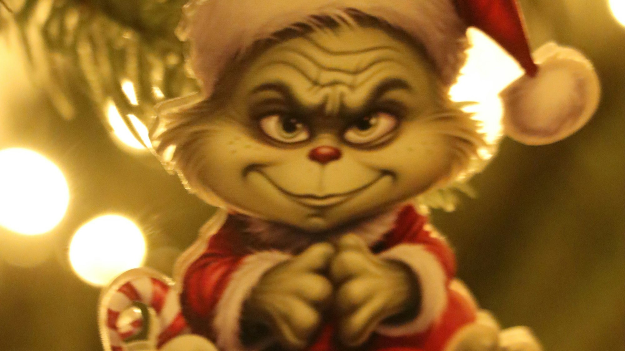 Weihnachtskugel mit Grinch-Motiv.