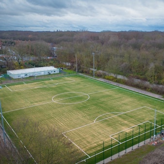 Das Foto zeigt ein Luftbild von den Bauarbeiten am Tennenplatz in Efferen, der jetzt Kunstrasen hat.