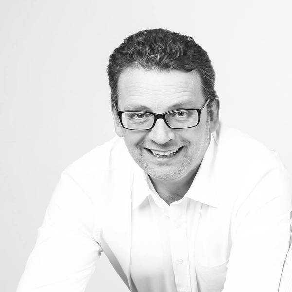 Auf dem Bild ist das SW-Portrait eines Mannes, Jörg Breetzmann, zu sehen.
