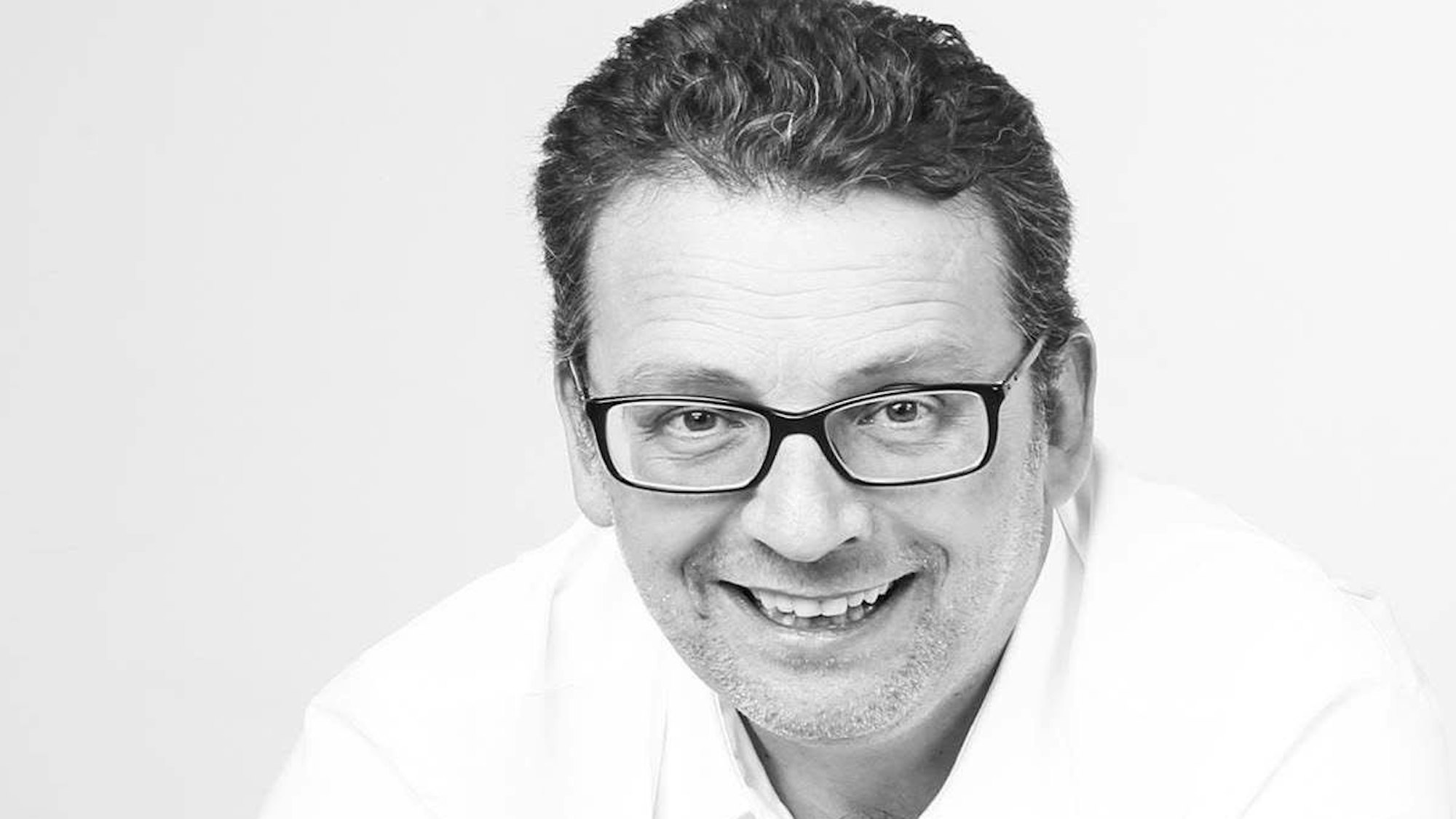 Auf dem Bild ist das SW-Portrait eines Mannes, Jörg Breetzmann, zu sehen.