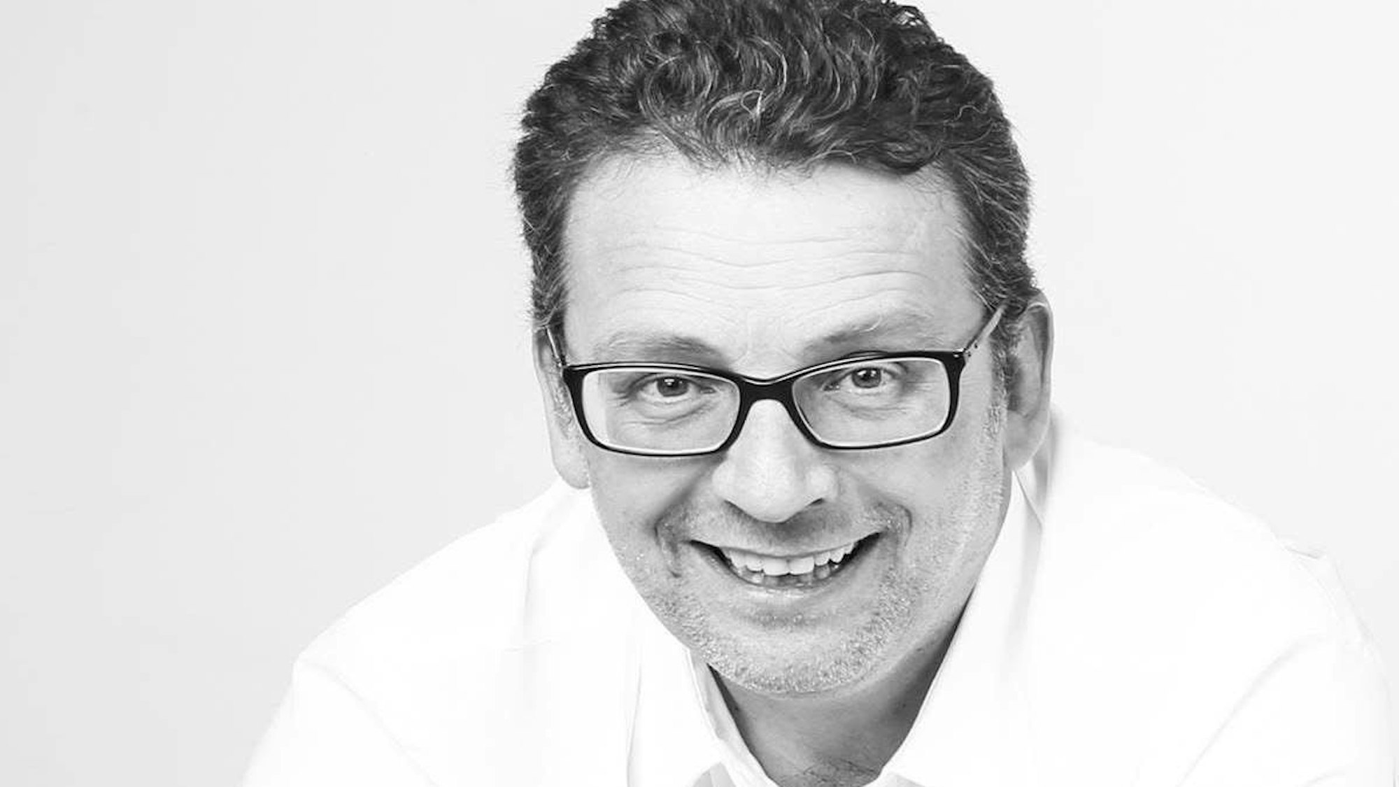 Auf dem Bild ist ein Schwarz-Protrait eines Mannes zu sehen.