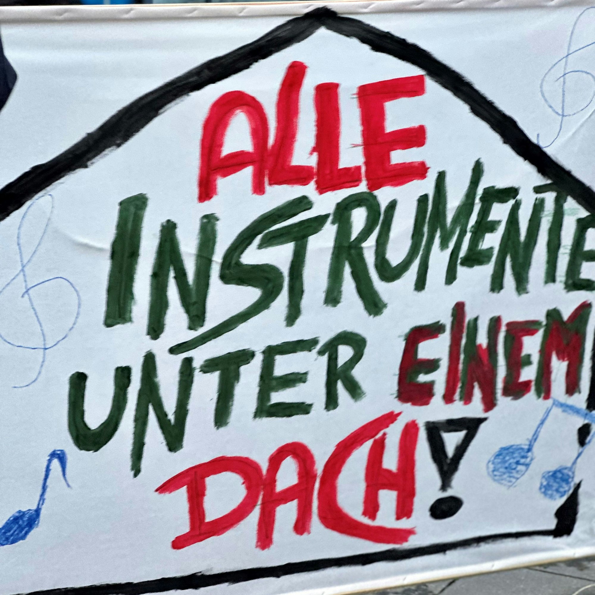 Zu sehen ist ein Banner mit der Aufschrift „Alle Instrumente unter einem Dach“.