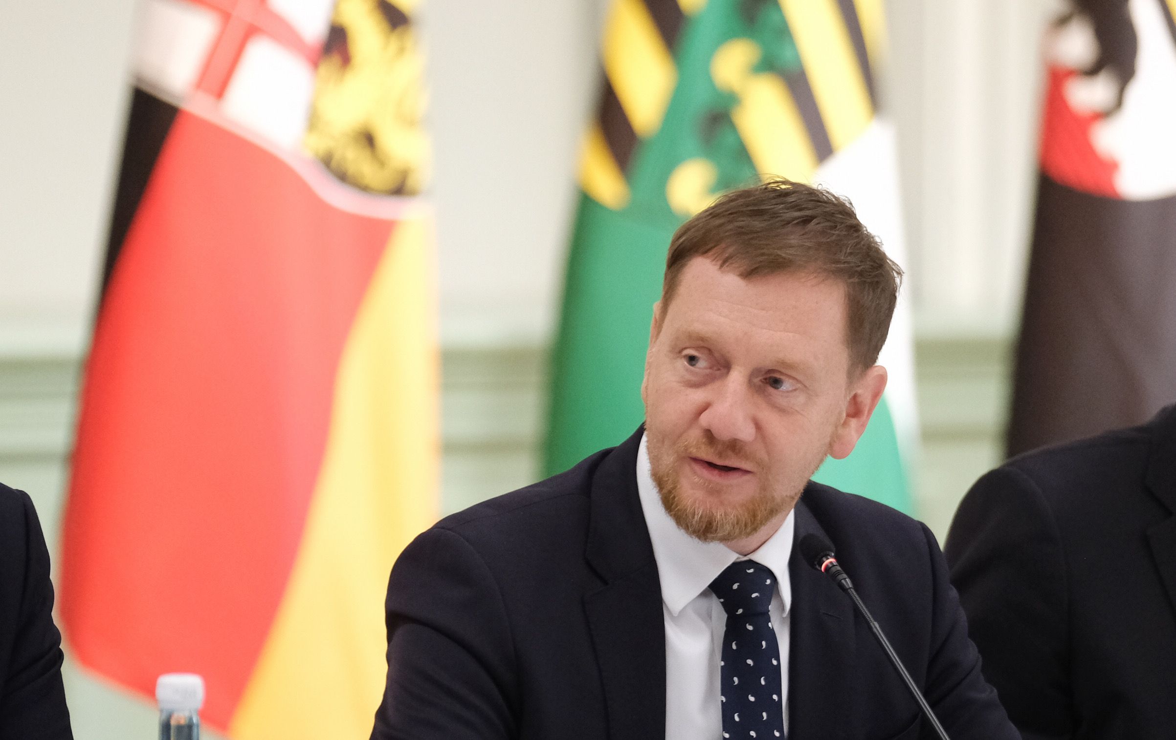 Michael Kretschmer (CDU), Ministerpräsident des Landes Sachsen, sitzt einem Saal der Kongresshalle. (Archivbild)