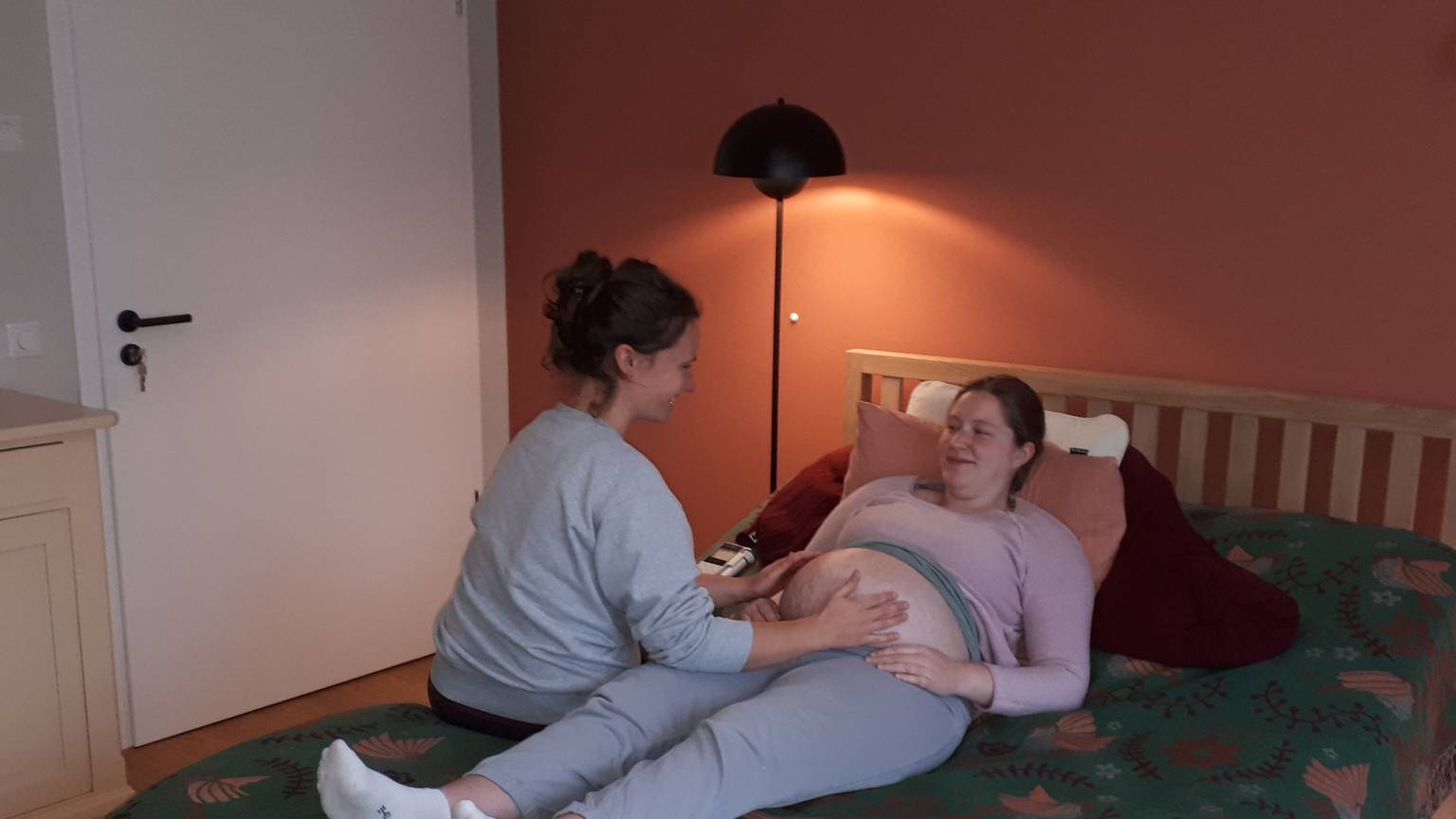 Laura Vathke bereitet sich mit Hebamme Sandra Buchner auf die Geburt vor, die um Weihnachten herum terminiert ist.
