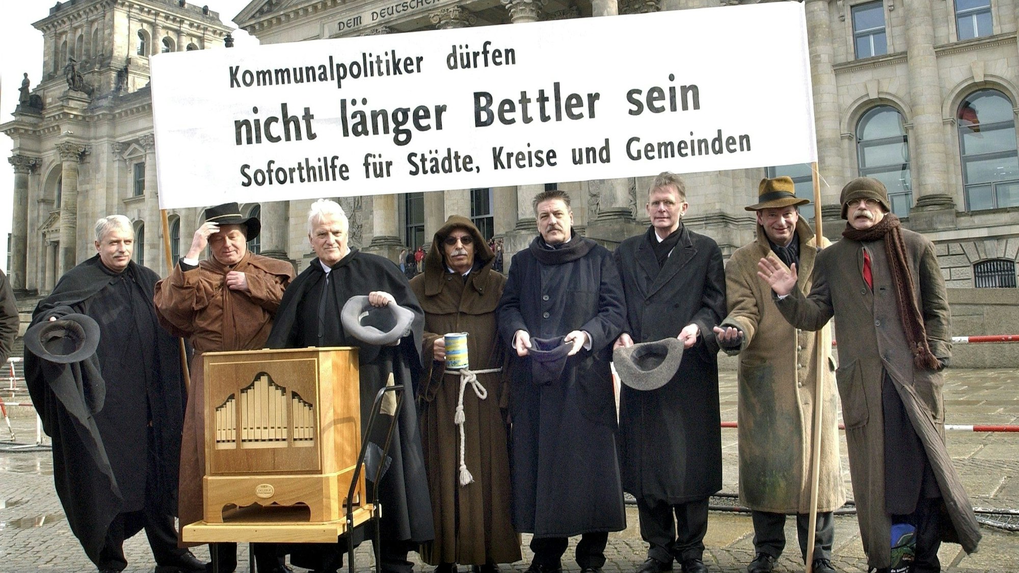 Als Bettler verkleidet demonstrierten am 12.03.2003 vor dem Reichstagsgebäude in Berlin Landräte und Oberbürgermeister der kommunalen Arbeitsgemeinschaft Bergisch Land. Die Politiker wollten mit ihrer Aktion auf die Finanznot ihrer Kommunen aufmerksam machen.