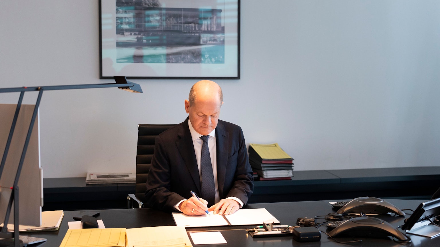 Bundeskanzler Olaf Scholz unterzeichnet den Antrag auf Vertrauen an die Bundestagspräsidentin in seinem Büro im Bundeskanzleramt.