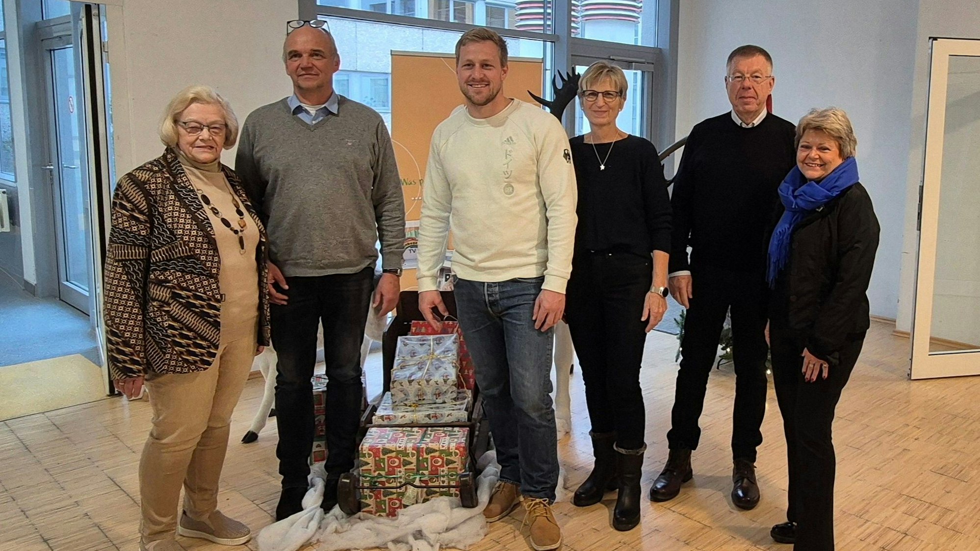 Der Olympionike Max Rendschmidt und sein Ramersdorfer Fanclub übergeben Spende an Förderverein Kinderklinik Sankt Augustin