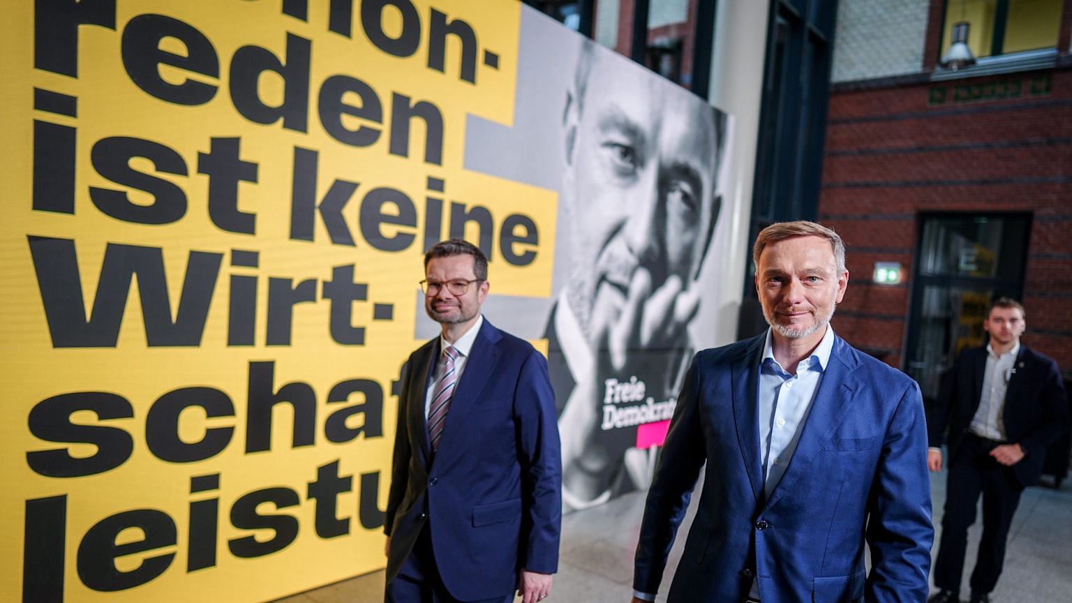 Christian Lindner, Parteivorsitzender der FDP, präsentiert die Kampagne zur vorgezogenen Bundestagswahl zusammen mit dem designierten FDP-Generalsekretär Marco Buschmann (l) im Hans-Dietrich-Genscher-Haus in Berlin.