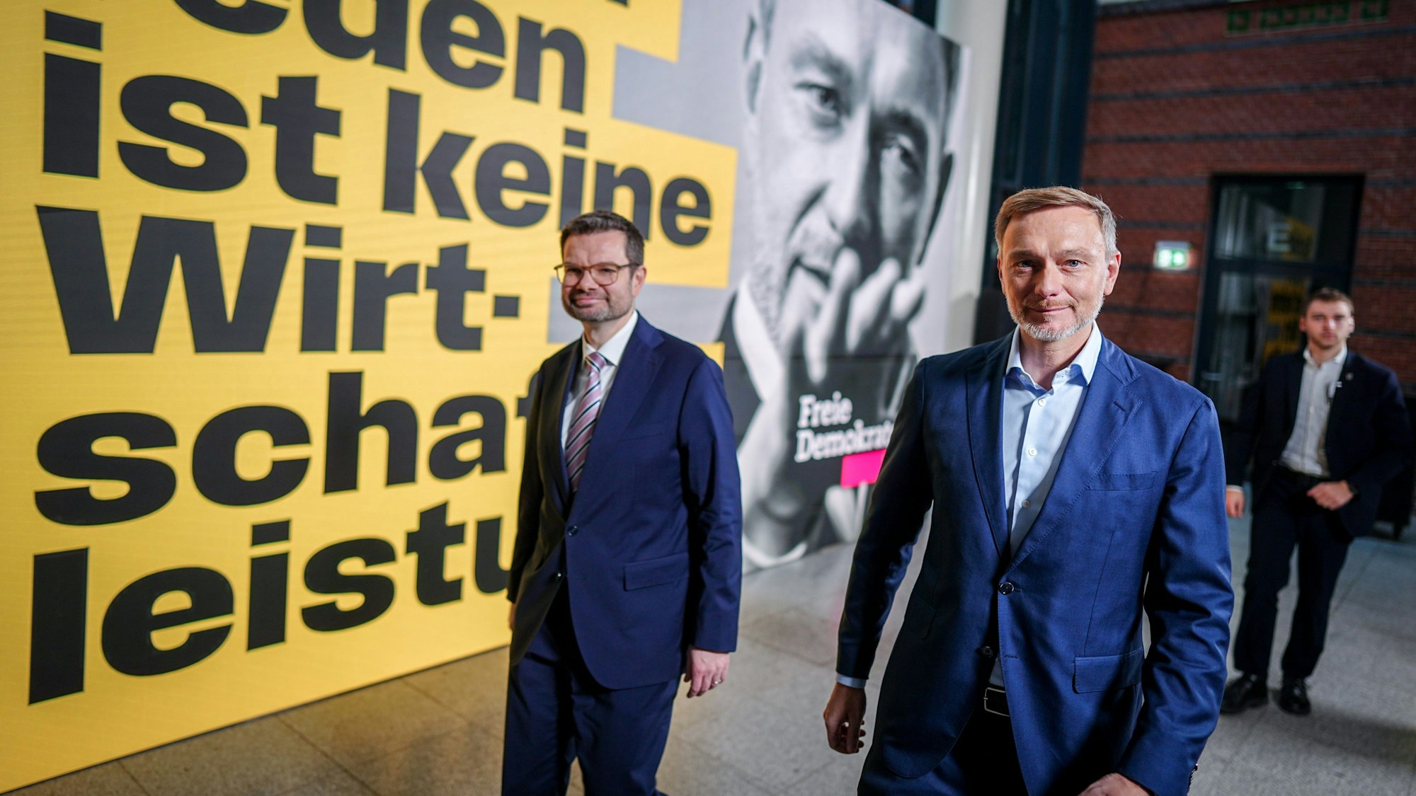 Christian Lindner, Parteivorsitzender der FDP, präsentiert die Kampagne zur vorgezogenen Bundestagswahl zusammen mit dem designierten FDP-Generalsekretär Marco Buschmann (l) im Hans-Dietrich-Genscher-Haus in Berlin.