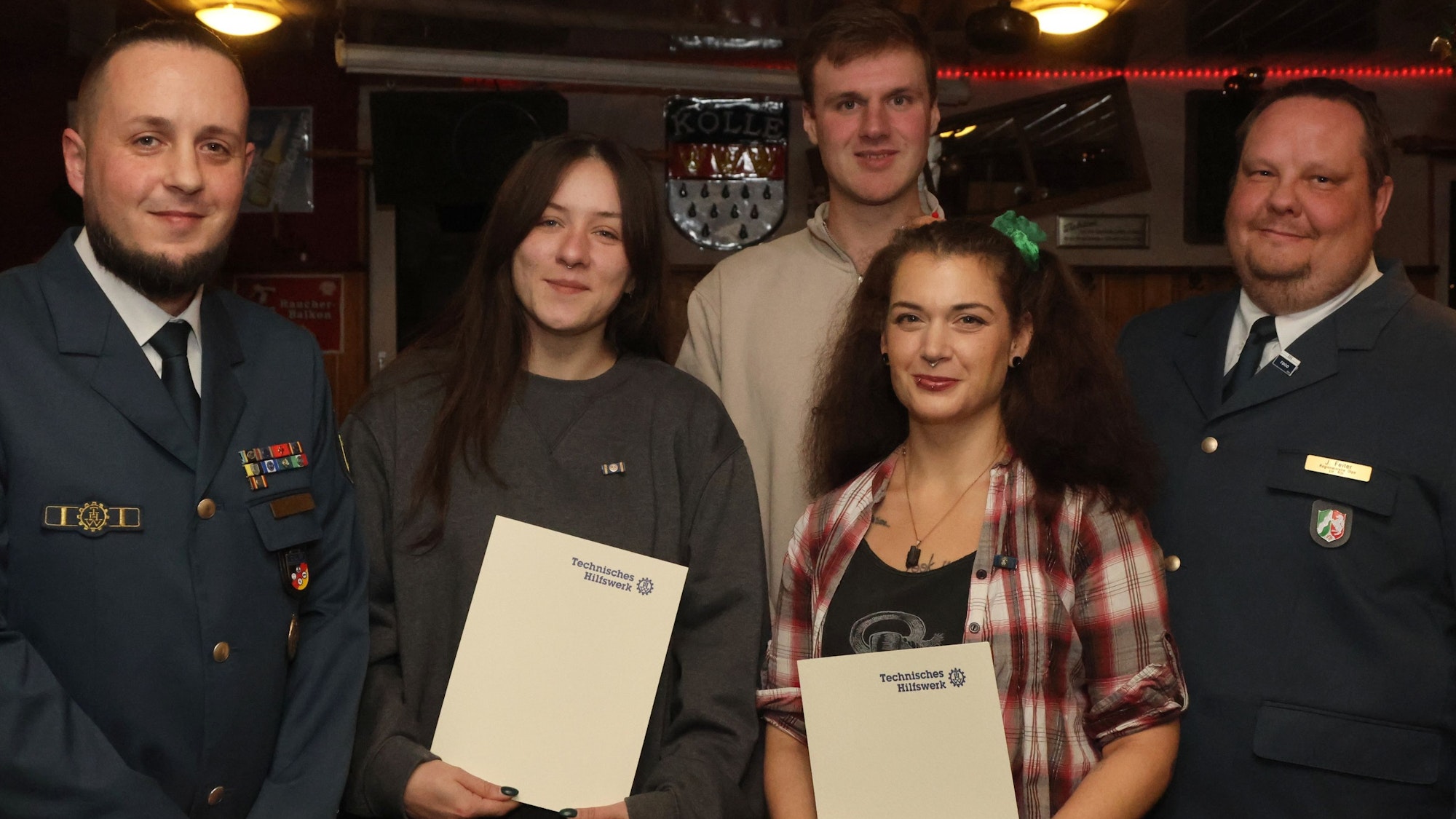 In der Waldbröler Gaststätte „Zur Klus“ zeichnete Florian Krebs (links), Ortsbeauftragter des Technischen Hilfswerks, etwa Laura Willach (von links), Jannick Iliohan und Sabrina Matschke-Krebs aus. Zu Gast war dort auch Johannes Feiter (rechts) von der THW-Regionalstelle Olpe-Drolshagen.