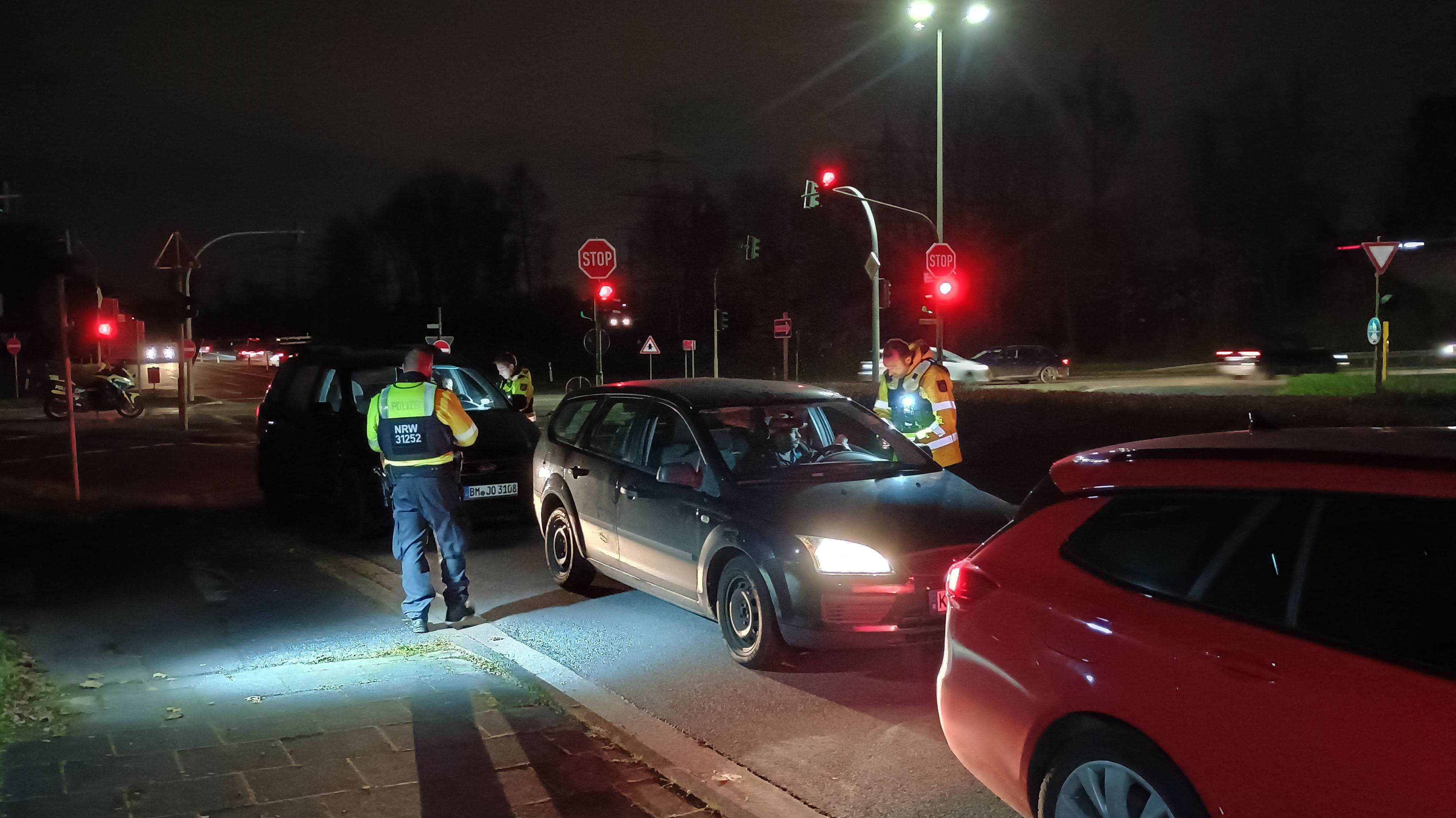 Polizisten halten in Brühl Autofahrer an und kontrollieren sie.