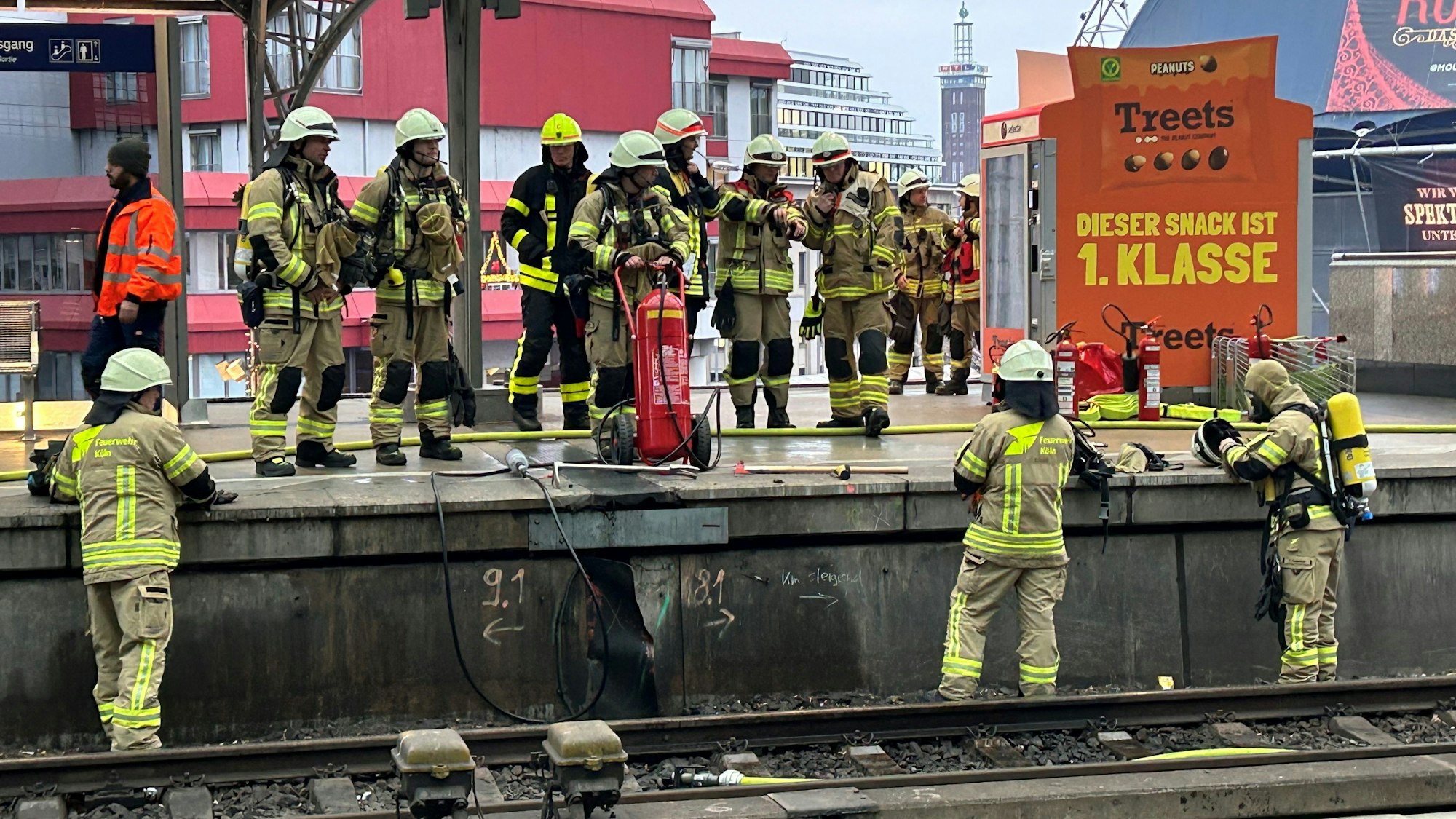 Einsatzkräfte bei der Behebung des Schadens am Gleis.
