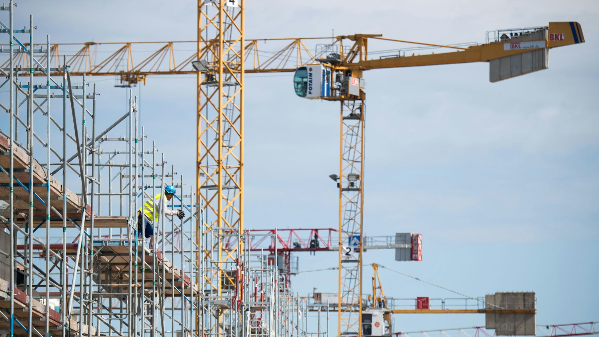 Der Wohnungsbau in Köln steckt in der Krise. Beim Kölner Wohnungsbausymposium wurde über Wege aus der Krise diskutiert. (Archivbild)