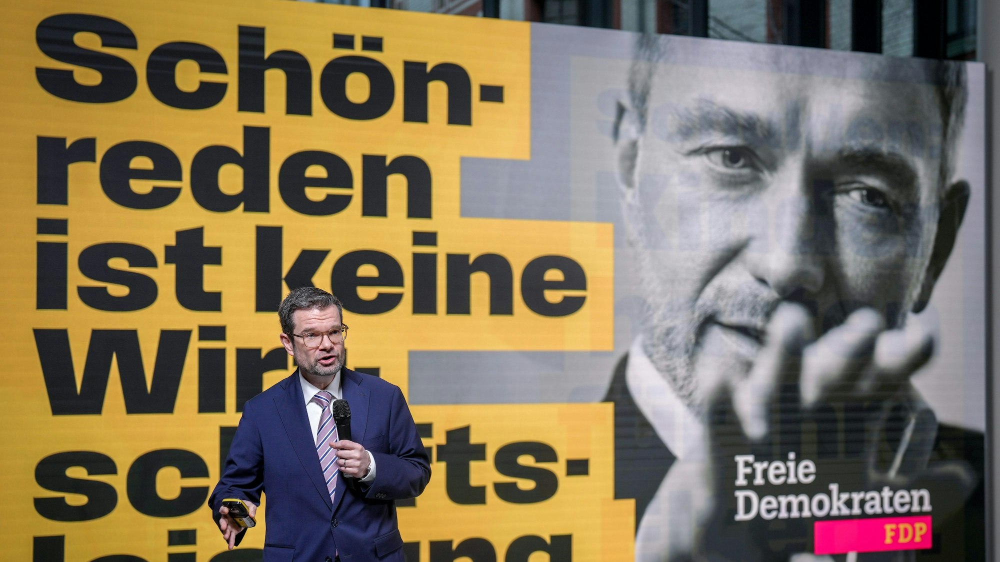 FDP-Generalsekretär Marco Buschmann stellt die Plakatkampagne mit Christian Lindner, Parteivorsitzender der FDP, für die vorgezogene Bundestagswahl im Hans-Dietrich-Genscher-Haus vor.++