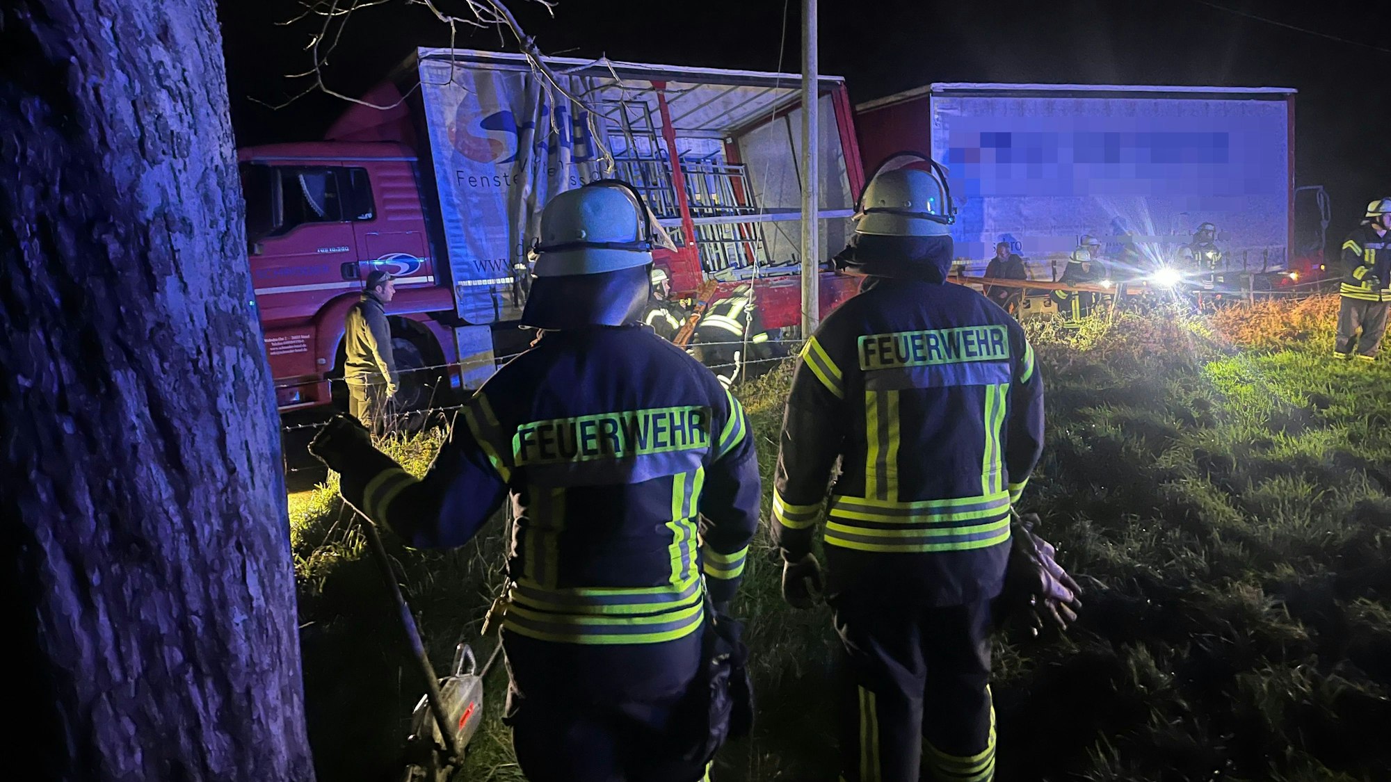 Feuerwehrleute stehen vor einem Lastwagen, der umzukippen drohte.
