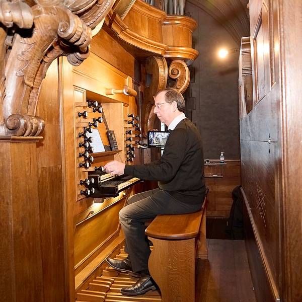 Organist Andreas Warler spielt Orgel in der Schlosskirche in Schleiden.