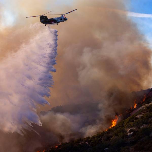 10.12.2024, USA, Malibu: Ein Löschhubschrauber des Los Angeles County wirft Wasser auf das Franklin Fire, um Häuser an der nahe gelegenen Costa Del Sol in Malibu zu schützen. Foto: Jill Connelly/ZUMA Press Wire/dpa +++ dpa-Bildfunk +++