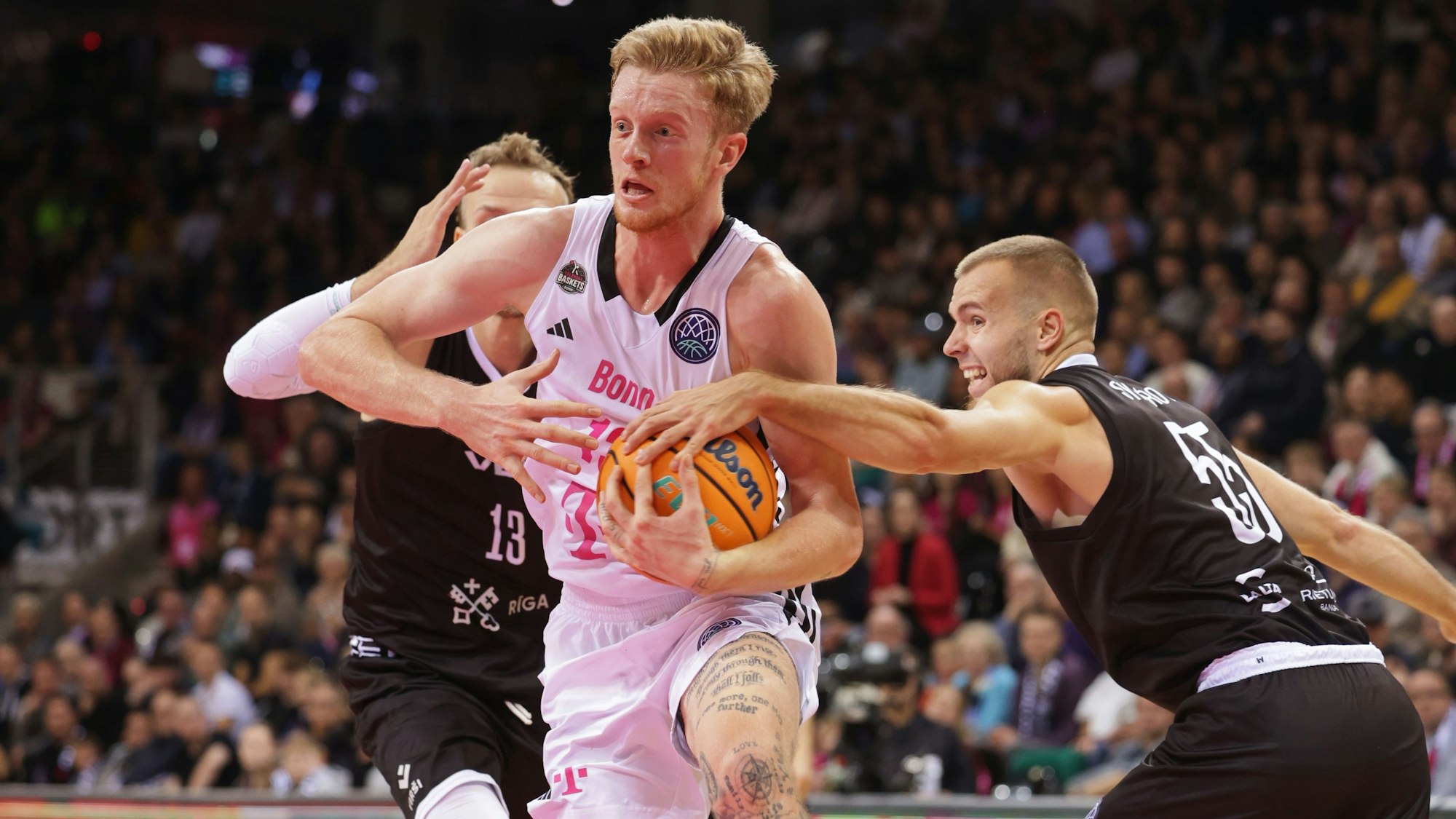 Bonns Bodie Hume zieht entschlossen zum Korb, ihm gelangen 15 Punkte.