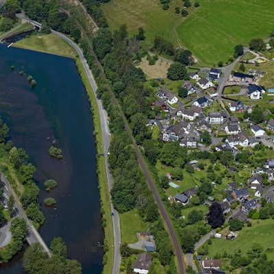 Der Stauweiher in Osberghausen aus der Vogelperspektive.