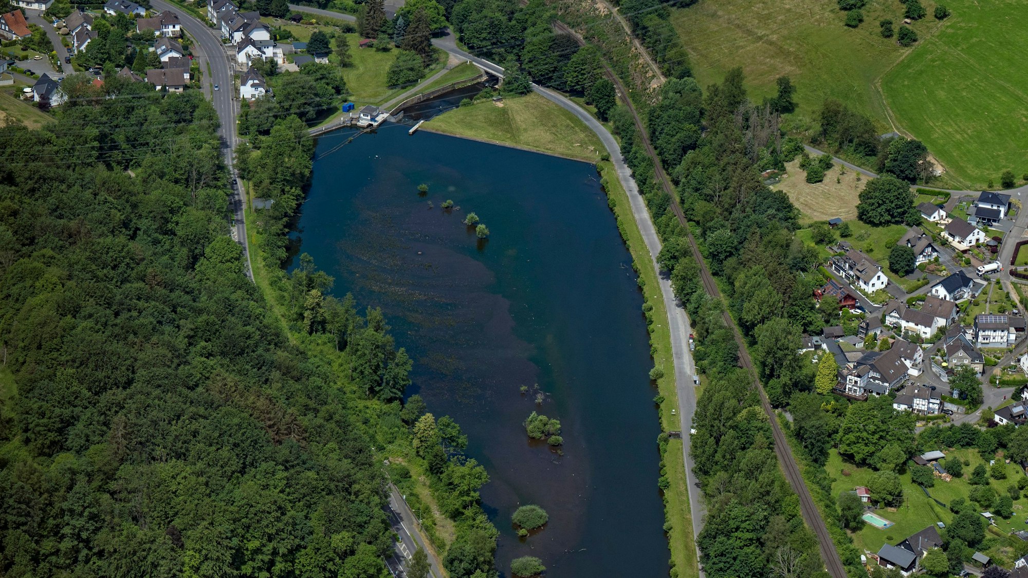 Der Stauweiher in Osberghausen aus der Vogelperspektive.