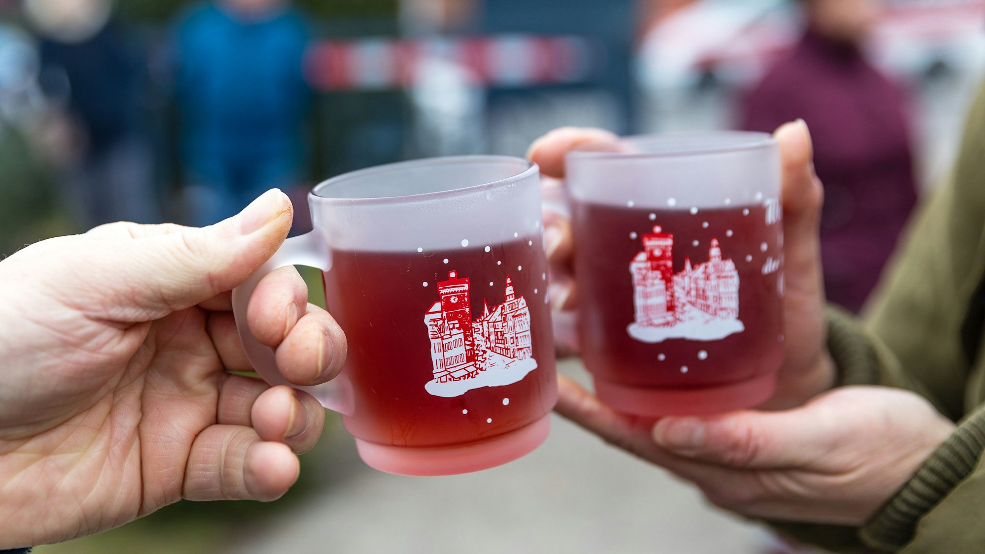ARCHIV - Ein Glas Glühwein in der Pause ist in vielen Fällen unproblematisch, wenn die Tätigkeit es erlaubt. (zu dpa: «Glühweinzeit: Darf ich in der Mittagspause Alkohol trinken?») Foto: Frank Hammerschmidt/dpa/dpa-tmn - Honorarfrei nur für Bezieher des dpa-Themendienstes +++ dpa-Themendienst +++