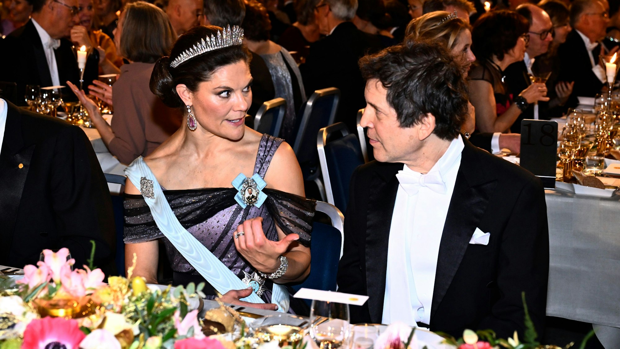 Schwedens Kronprinzessin Victoria und Chemie-Preisträger David Baker unterhalten sich.