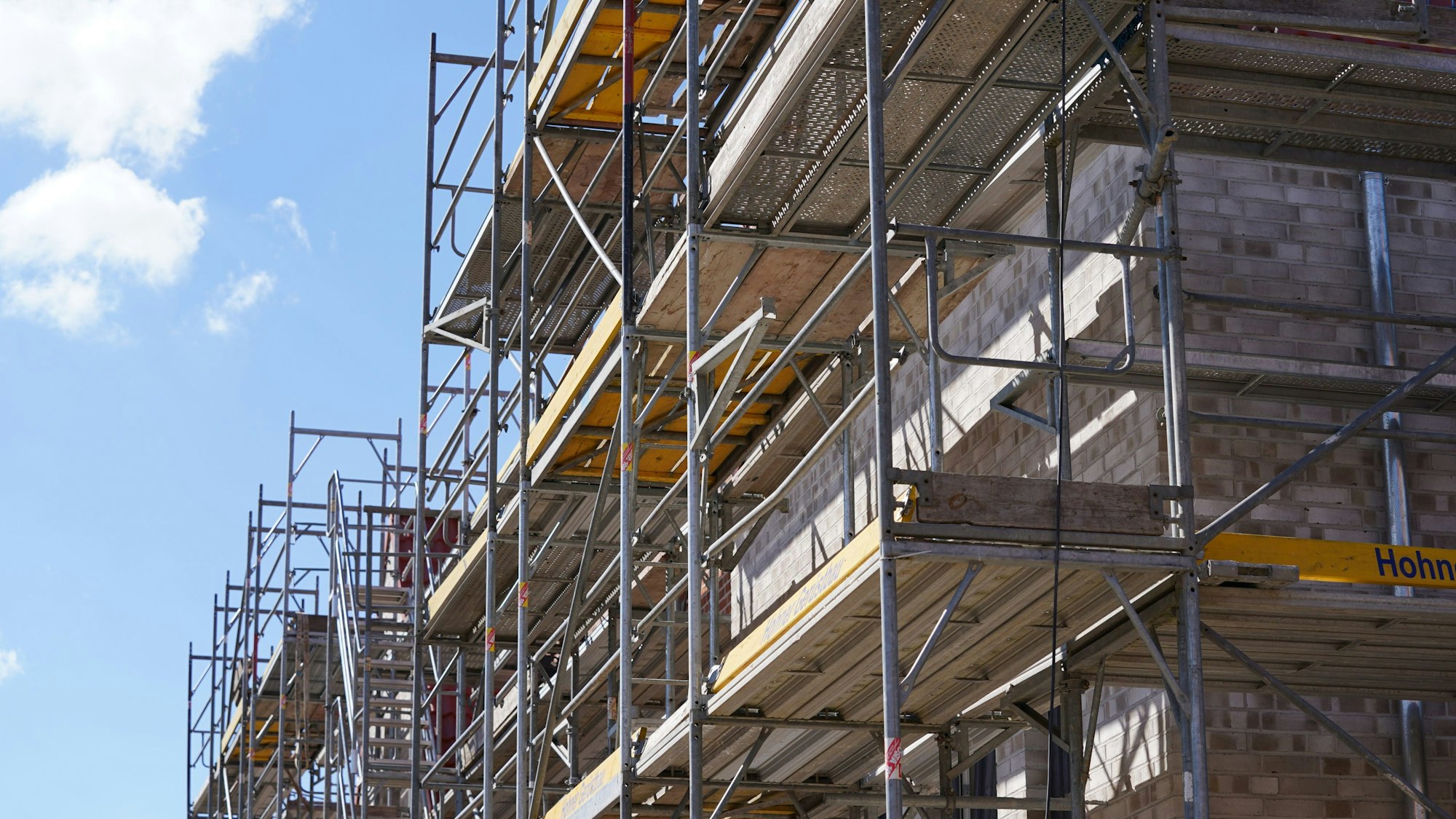Zu viele Standards schränken Innovation den Wohnungsbau in Köln ein. Es braucht weniger Normen, dafür mehr Digitalisierung und Raum für Kreativität. (Archivbild)