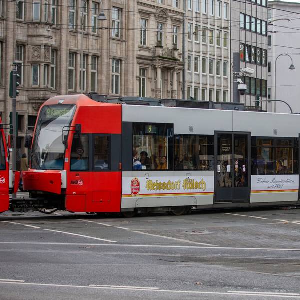 Eine Bahn der KVB am Kölner Neumarkt.