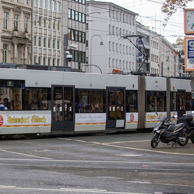 Eine Bahn der KVB am Kölner Neumarkt.