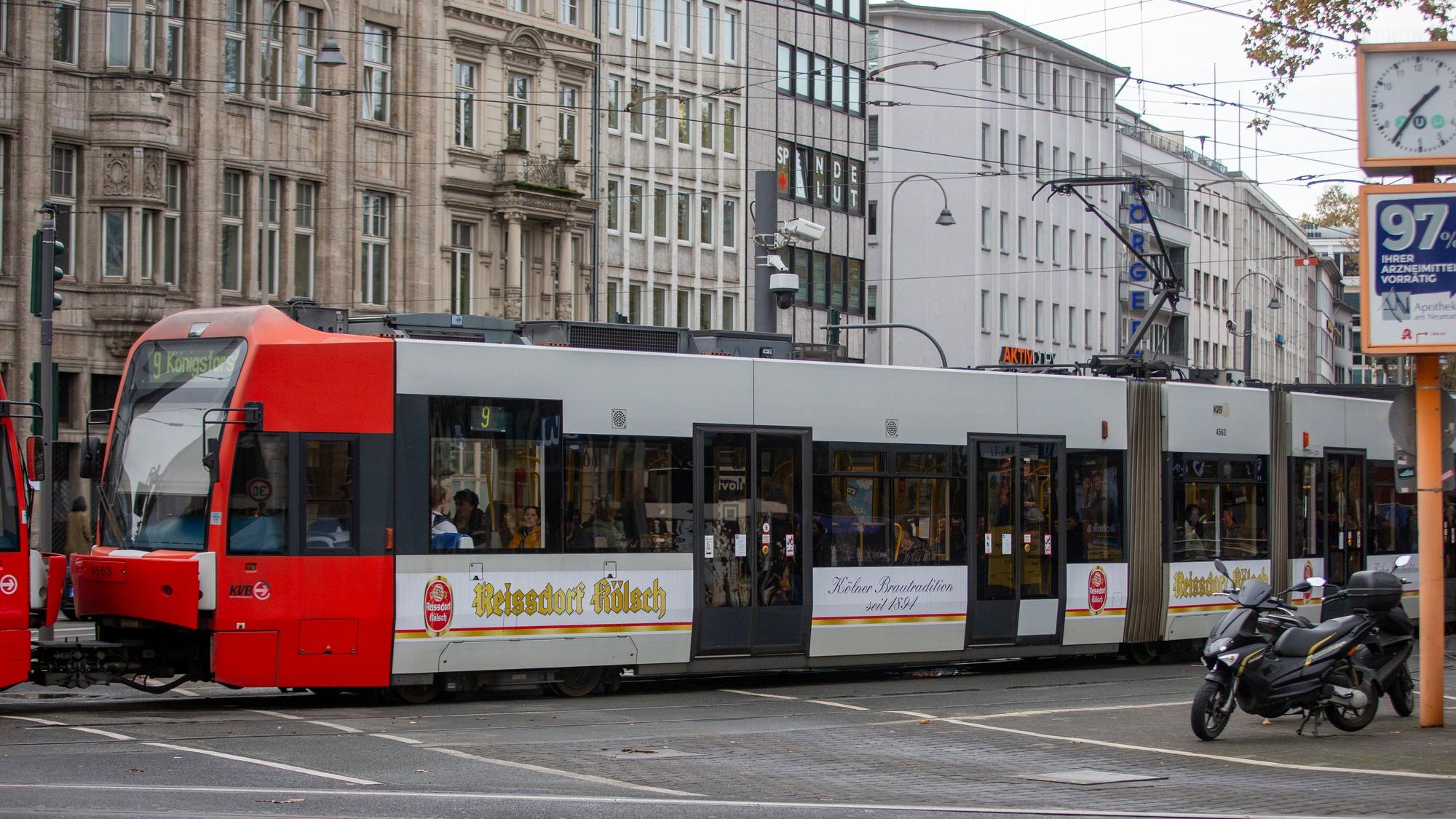 Eine Bahn der KVB am Kölner Neumarkt.