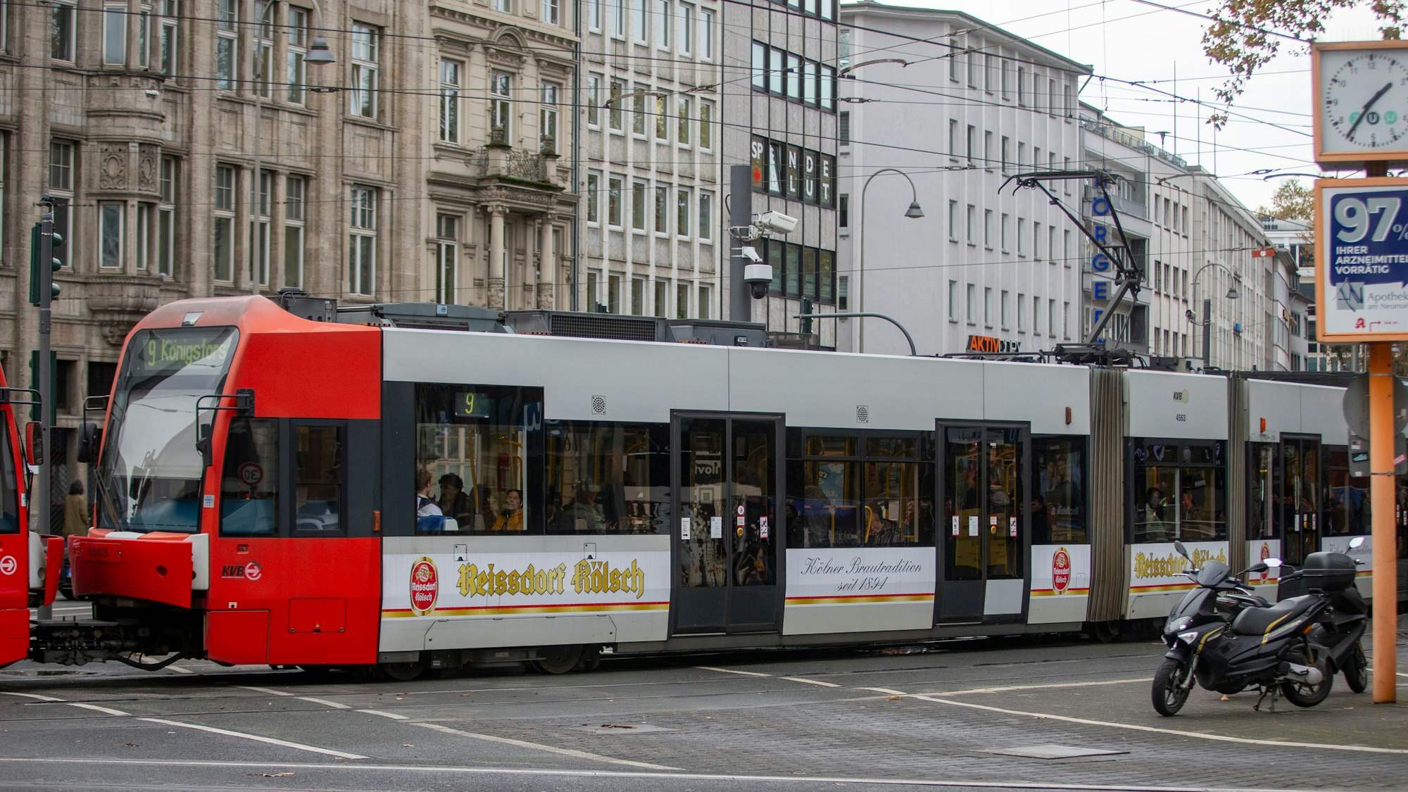 Eine Bahn der KVB am Kölner Neumarkt.