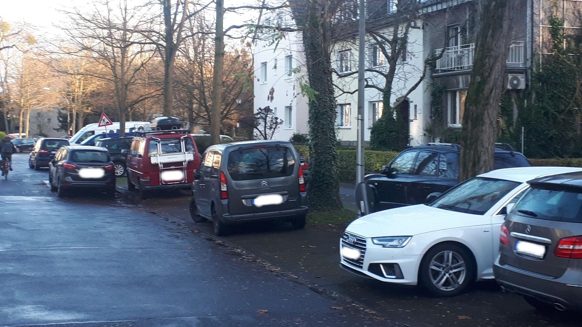 An der Kuenstraße wird verbreitet kreuz und quer, und in mehreren Reihen, geparkt.