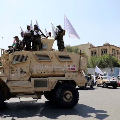 Taliban-Kämpfer feiern den dritten Jahrestag des Abzugs der US-geführten Truppen aus Afghanistan. (Archivbild)