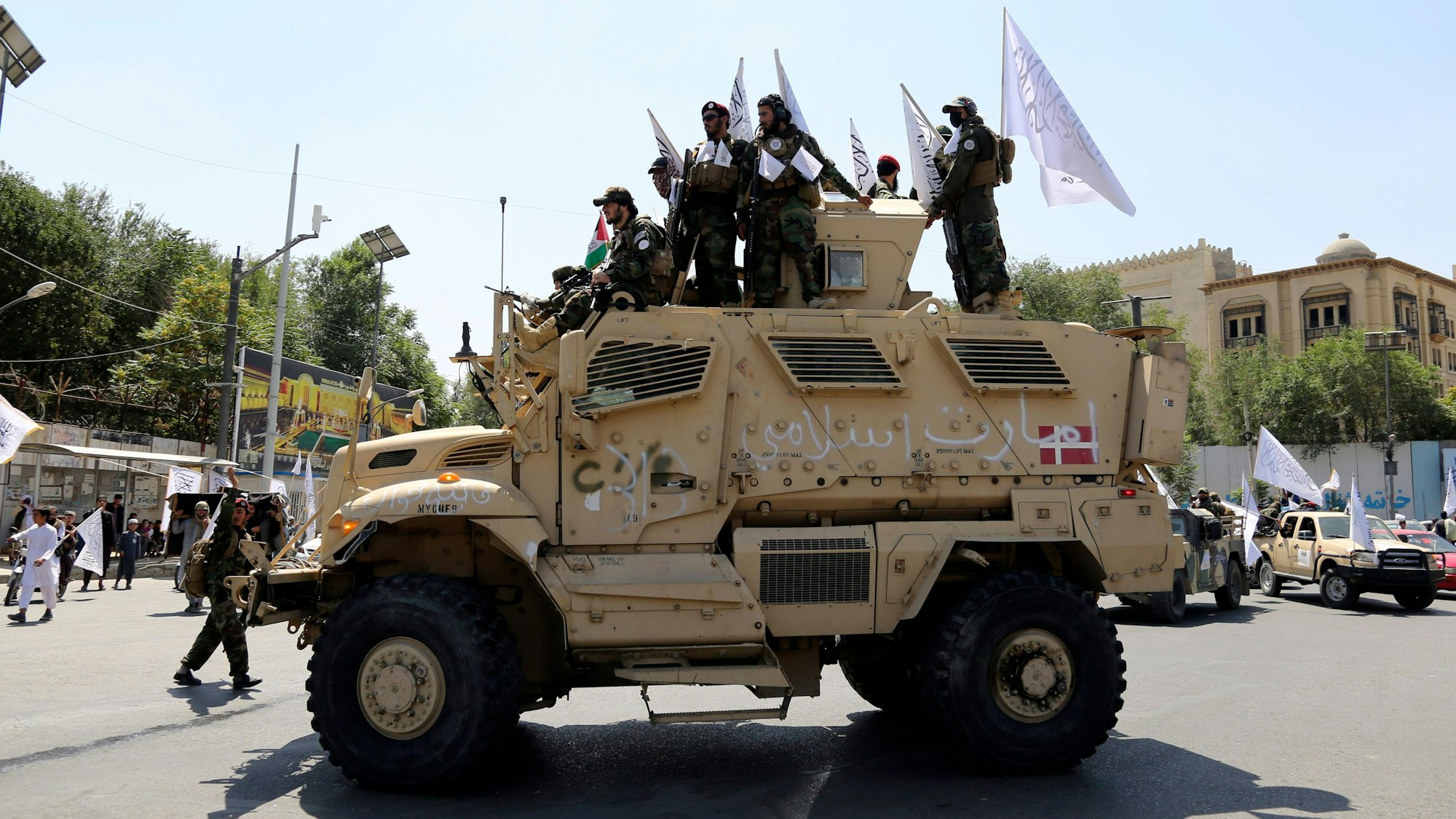 Taliban-Kämpfer feiern den dritten Jahrestag des Abzugs der US-geführten Truppen aus Afghanistan. (Archivbild)