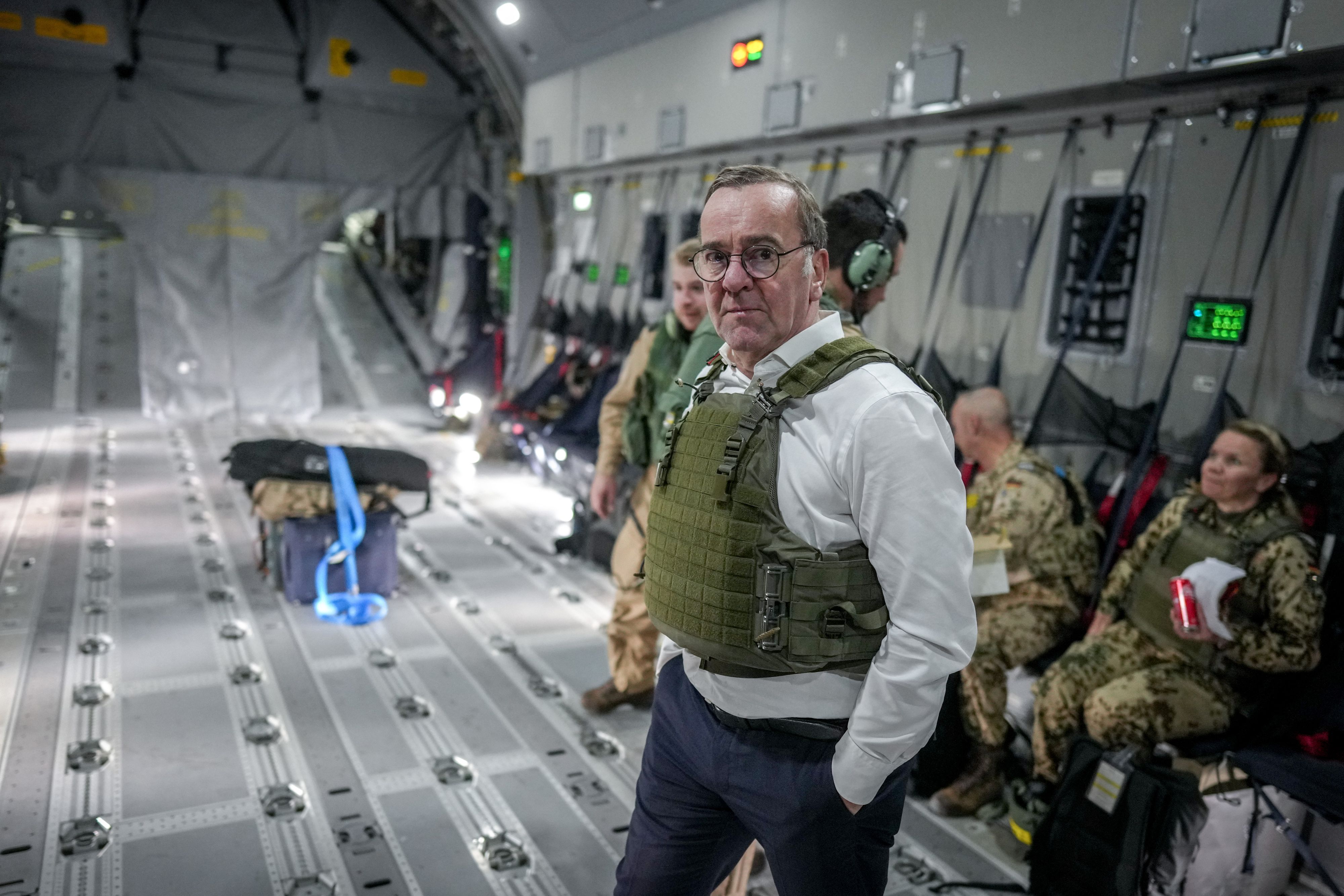 Boris Pistorius (SPD), Bundesminister der Verteidigung, reist in schusssicherer Weste im Airbus A400M der Luftwaffe von Bagdad nach Erbil.