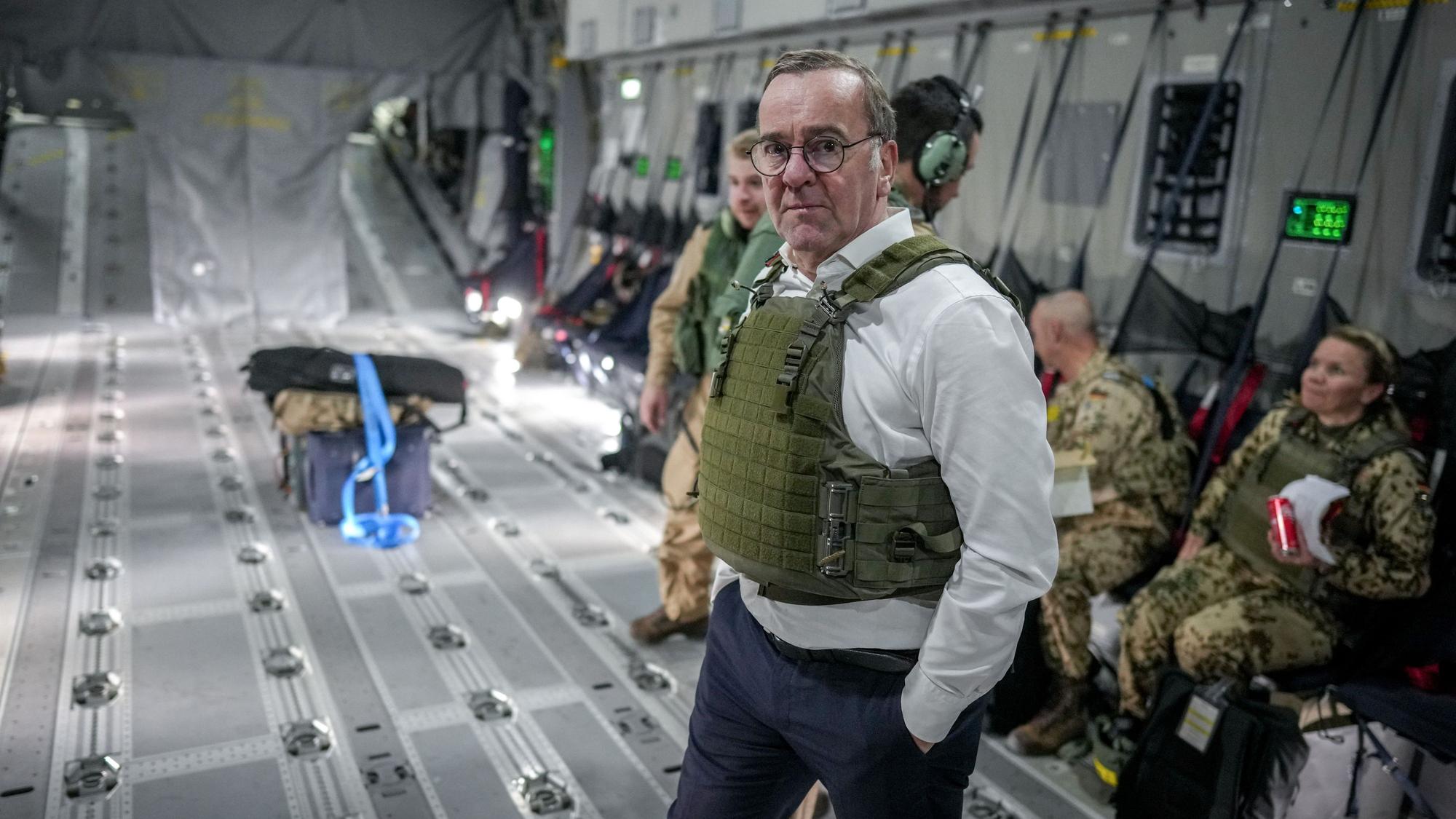 Boris Pistorius (SPD), Bundesminister der Verteidigung, reist in schusssicherer Weste im Airbus A400M der Luftwaffe von Bagdad nach Erbil.